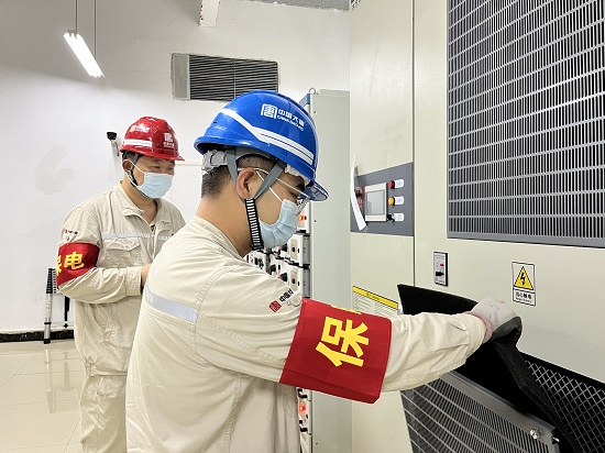 1664161181385091140.jpg 圖1:檢修人員認真檢查設(shè)備運行狀況.jpg