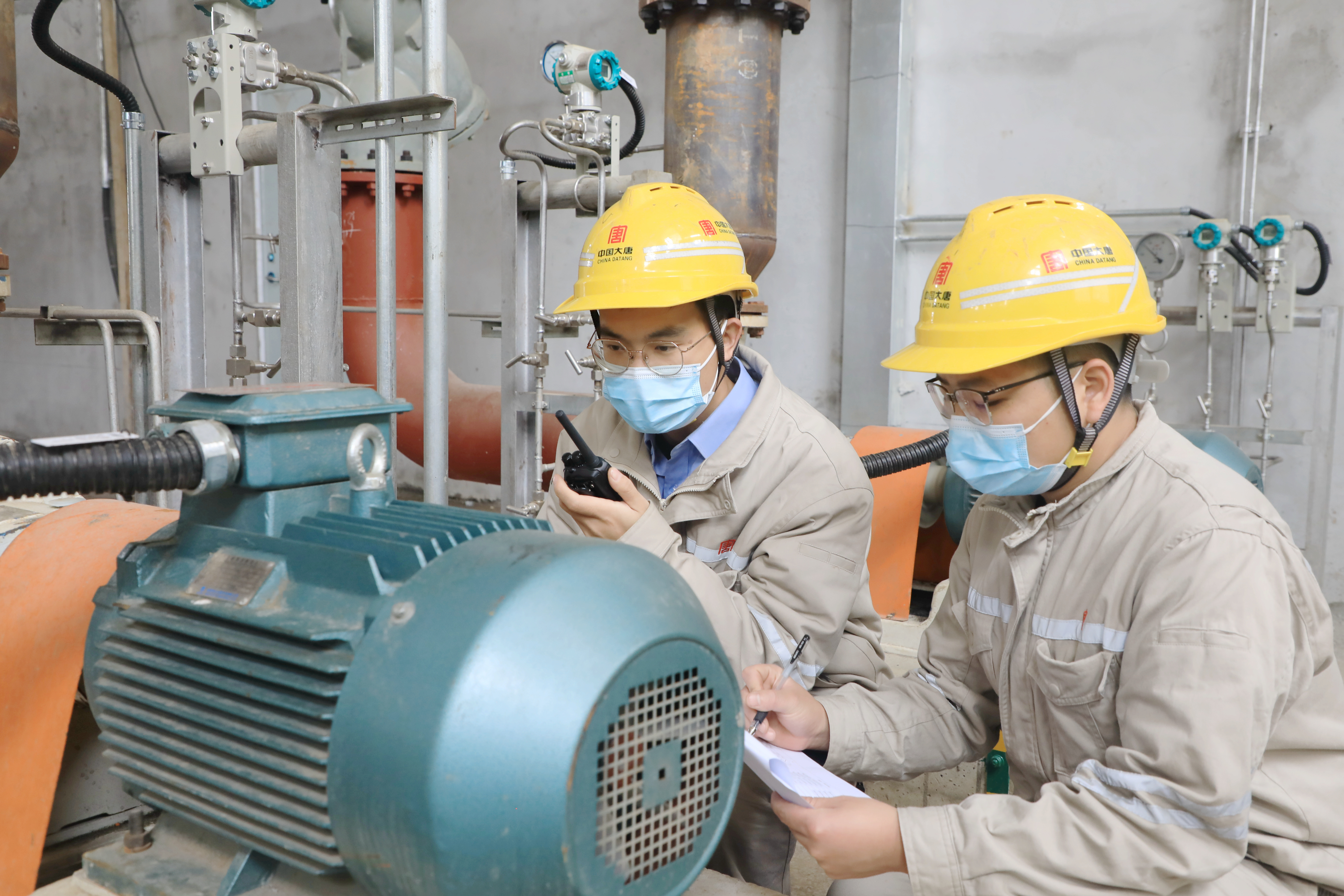 許昌龍崗發(fā)電公司運行人員加強對許昌供熱管道和相關(guān)設(shè)備巡視巡查，確保供熱系統(tǒng)安全可靠運行 葉劍飛.jpg