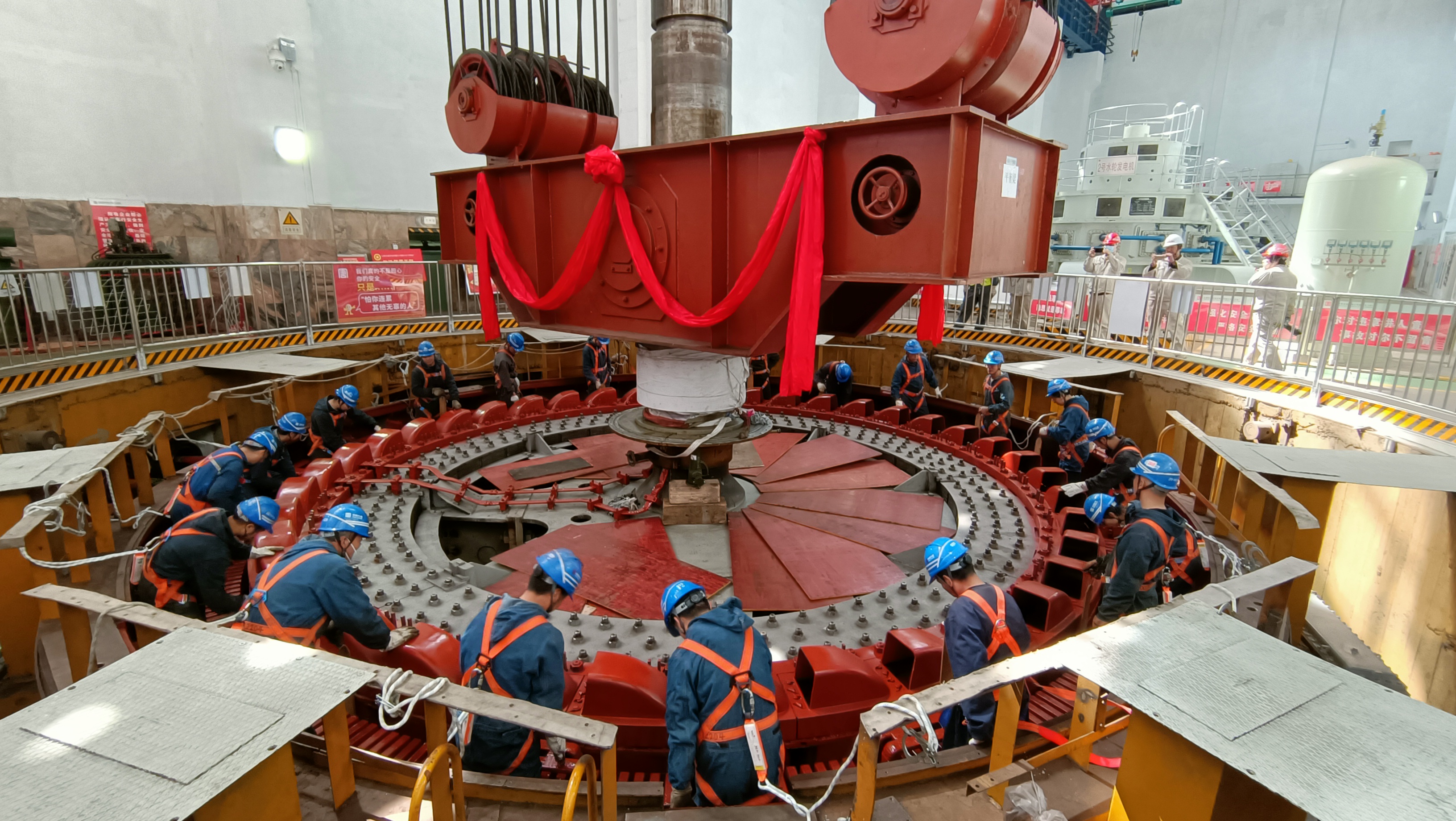 1681719641879096748.jpg 碧口水電廠發(fā)電機(jī)轉(zhuǎn)子回裝現(xiàn)場(劉小娟攝).jpg