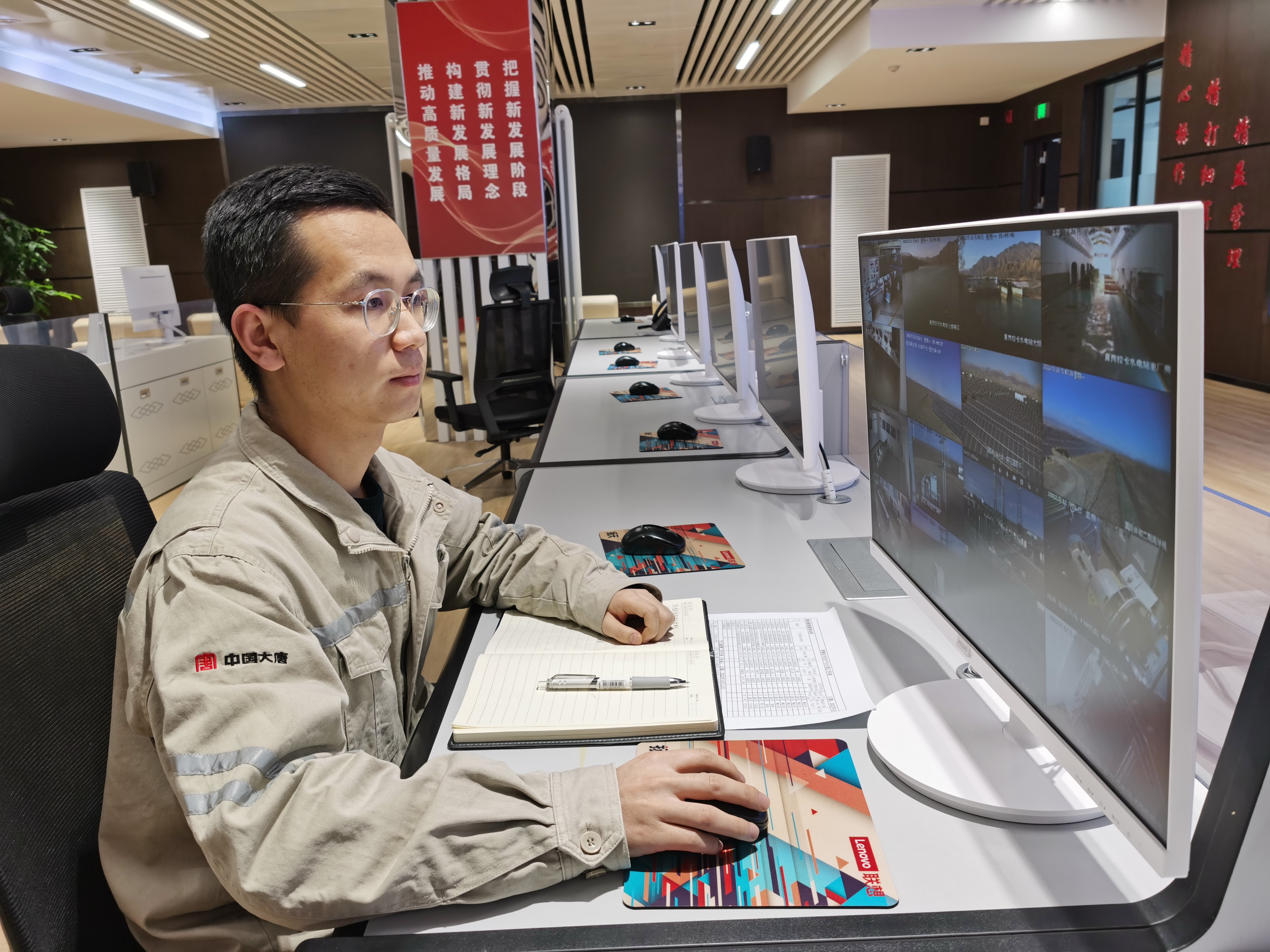 1682315130459030427.jpg 2022年11月在集控中心遠(yuǎn)程視頻監(jiān)督(大唐青海公司-保萬榮).jpg