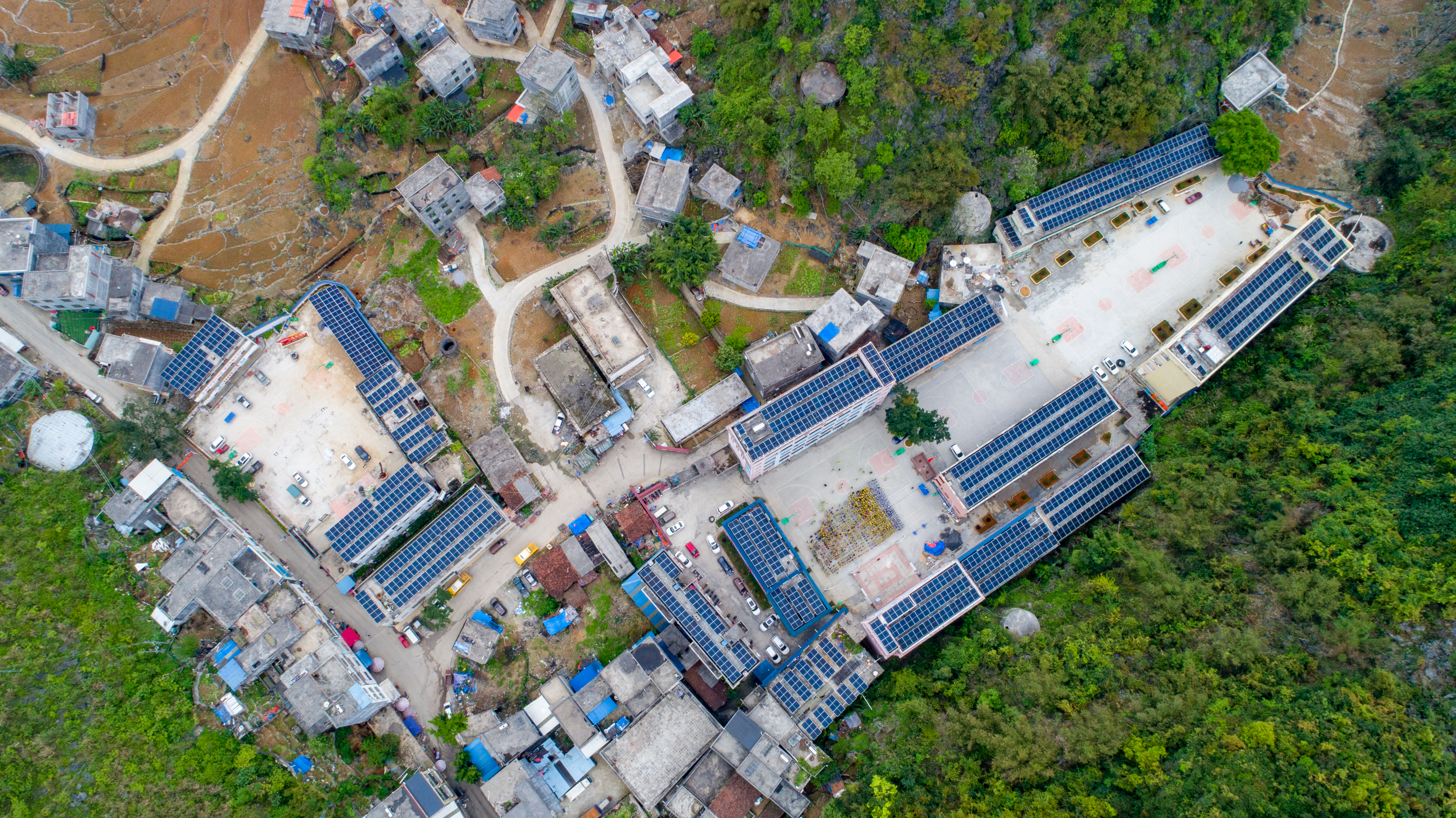 中國大唐援建的廣西大化瑤族自治縣板蘭村屋頂光伏電站--黃嘉標攝.jpg