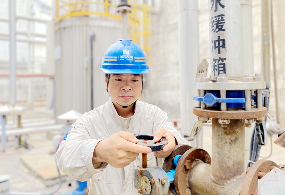 1685684333447001472.jpg 1.齊國強潛心鉆研檢修技術(shù)(韓城第二發(fā)電公司高浩天攝).jpg