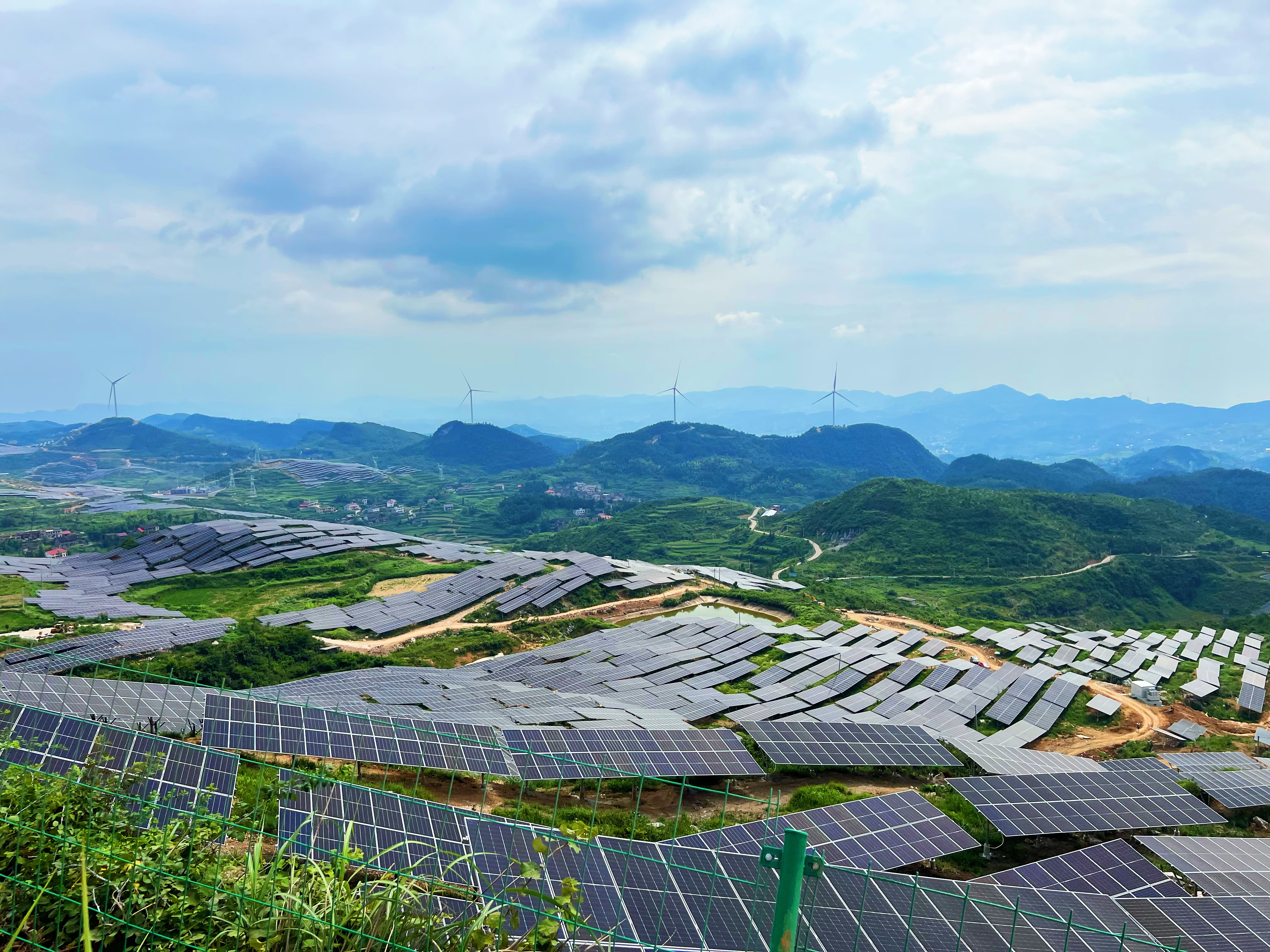 1690177247543078073.jpg 婁底生態(tài)治理百萬(wàn)光伏項(xiàng)目.jpg