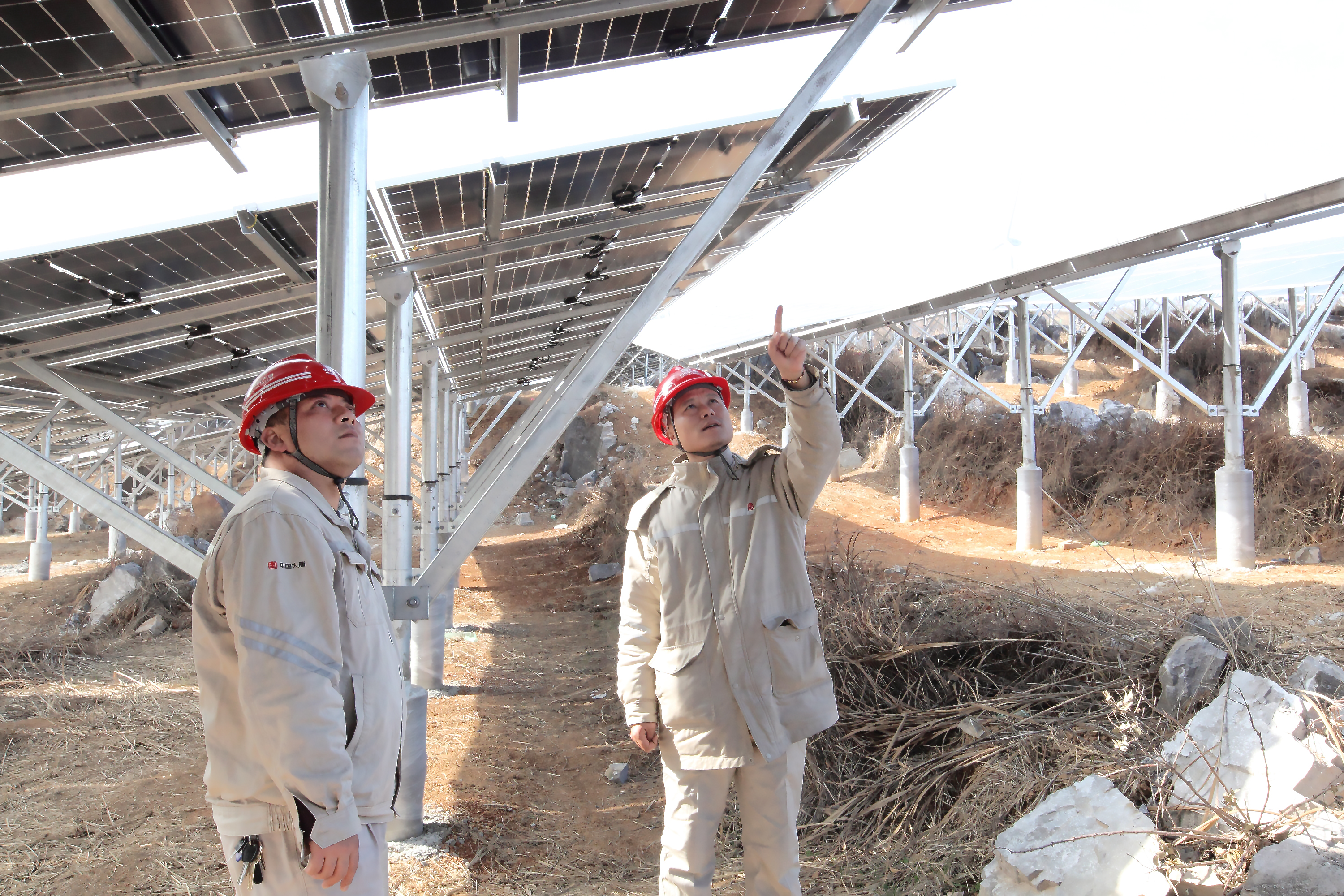 1715320925666099819.jpg 2.金竹山發(fā)電公司朱勇查看光伏板矩陣.jpg