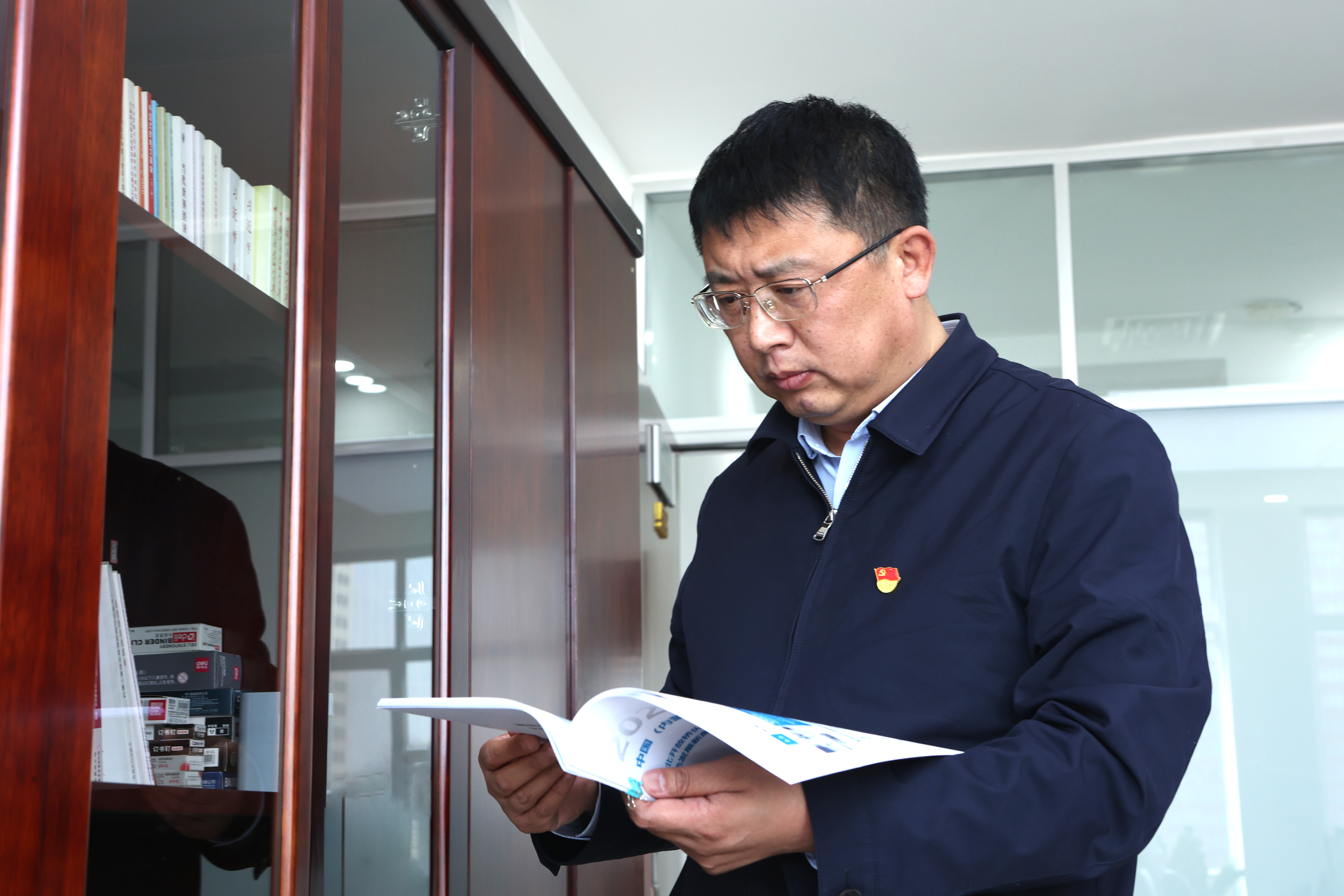 1716272734590029321.jpg 查閱新能源項(xiàng)目開發(fā)相關(guān)資料.jpg