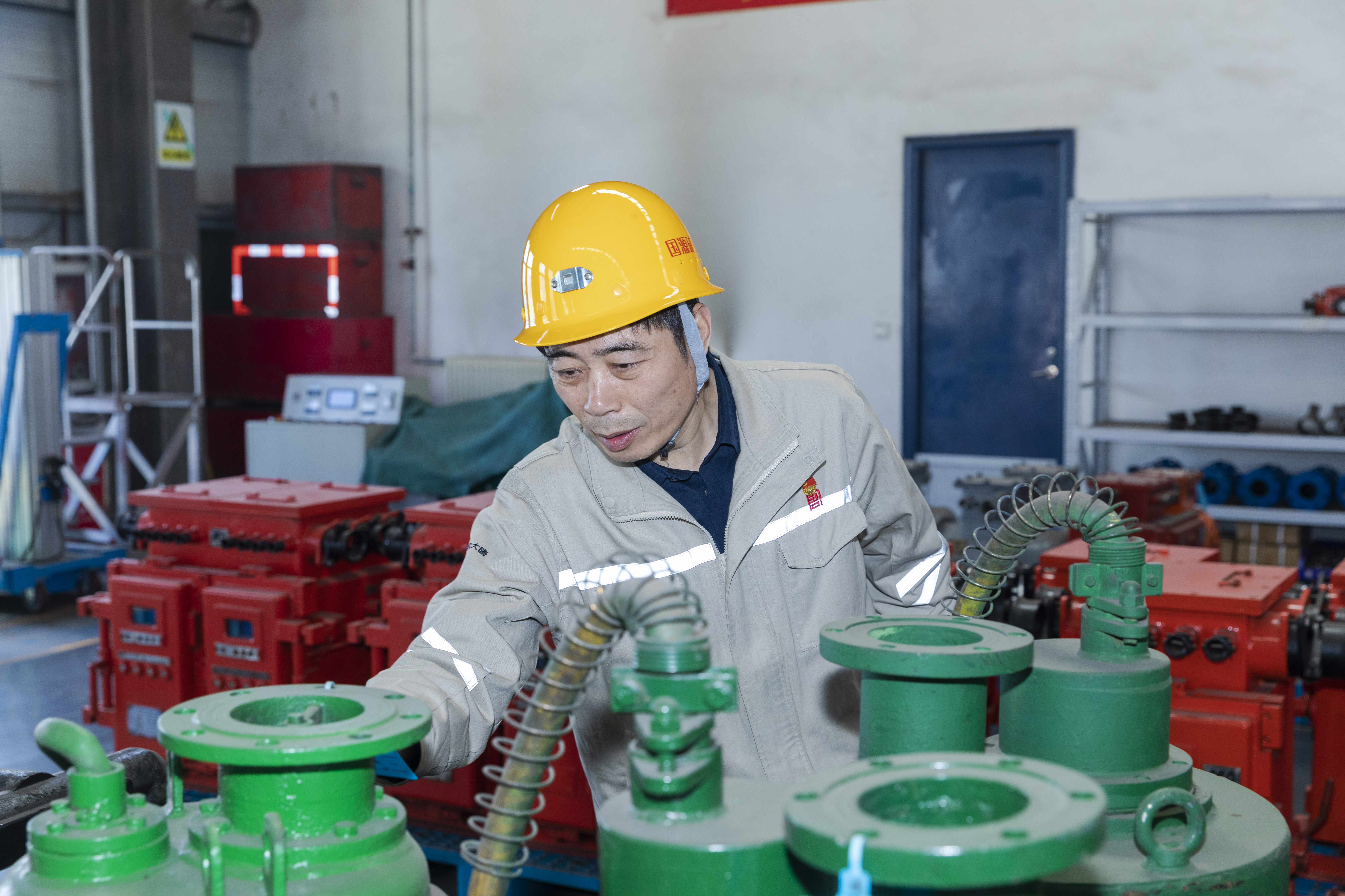 1717048223655061313.jpg 于進在龍王溝煤礦機修廠檢查潛水泵運維保養(yǎng)情況.jpg