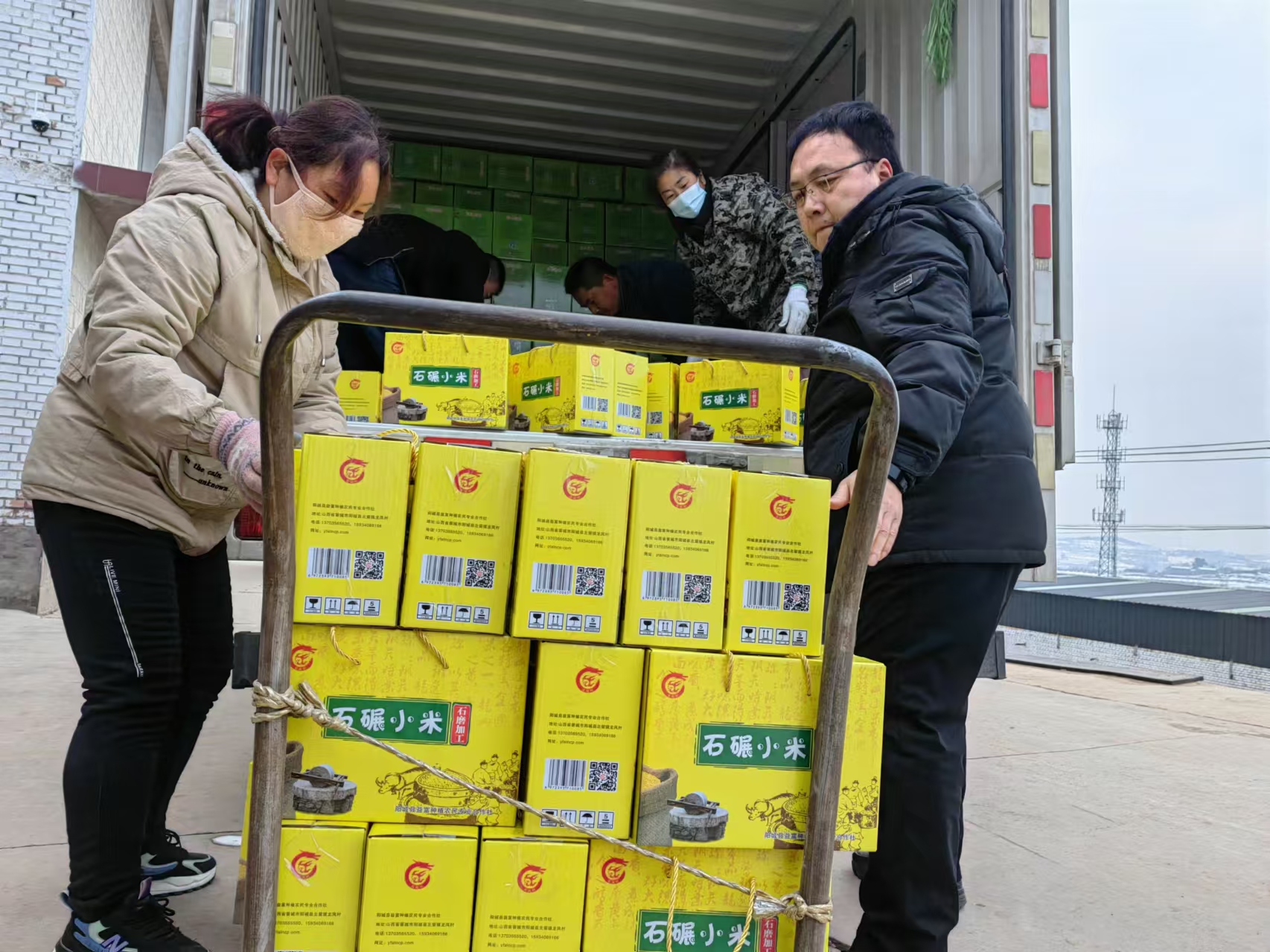 1724031414799087711.jpg 幫扶工作隊協(xié)助消費幫扶農產品裝車.jpg