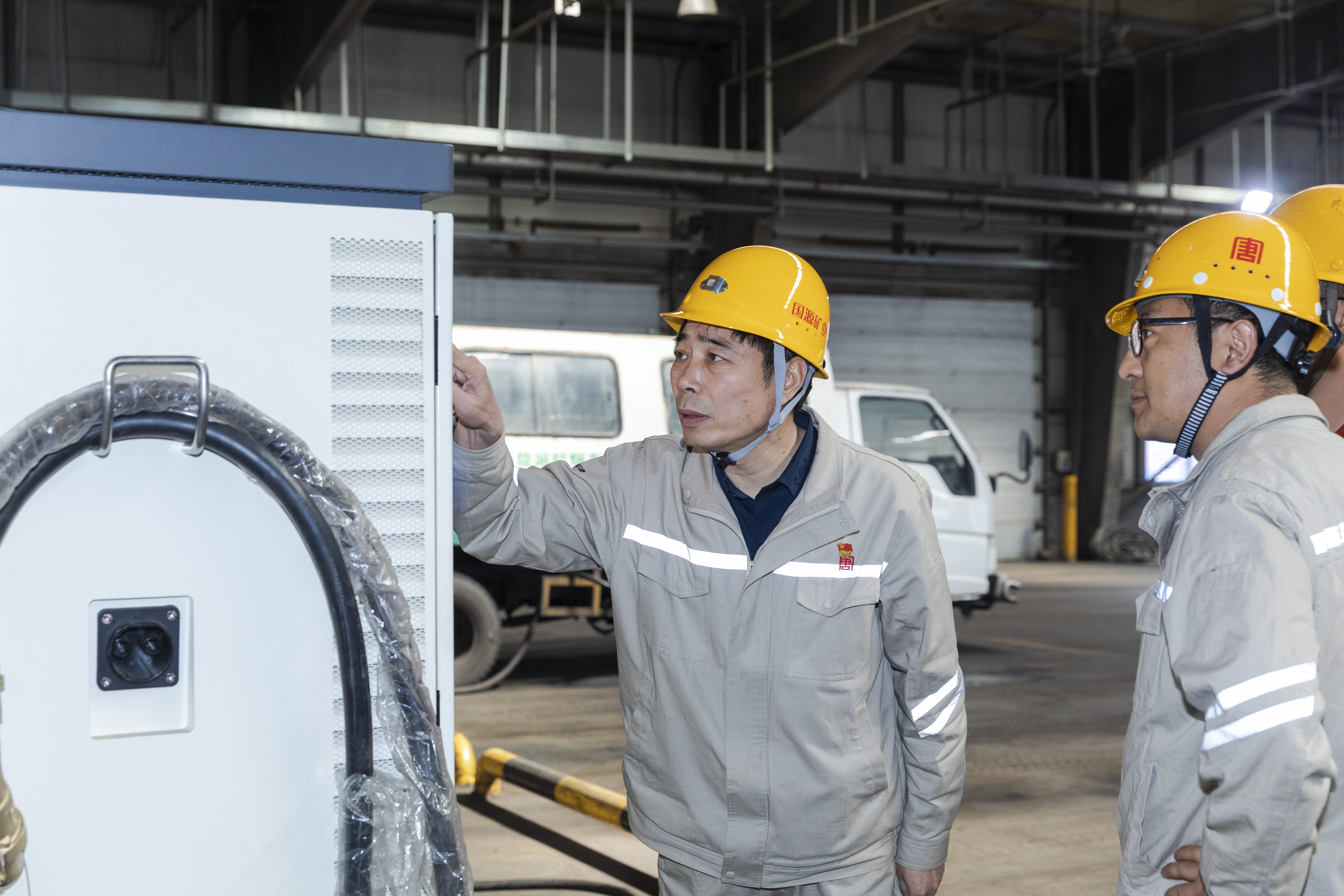 1729646592459010056.jpg 于進(jìn)在龍王溝煤礦輔運(yùn)工區(qū)檢查新能源汽車充電裝置安全運(yùn)行情況.jpg