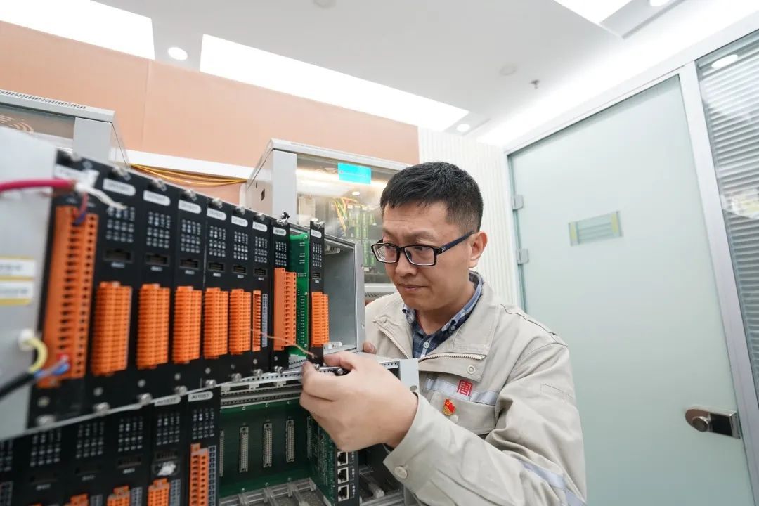 1729647275532088358.jpg 1.圖為高偉正在檢測控制器.jpg